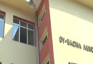 Част от учениците на основно училище Васил Левски ще започнат новата учебна година в южното крило на сградата, което е ремонтирано и досега и вече пет години не се използва Скрийншот