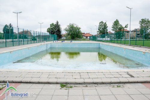 Общината ще отпусне 35 964 лв. за ремонт на открития басейн и игрищата за тенис на корт