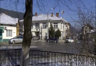 С въздушна пушка неизвестни лица са обстелвали сградата на кметството във Врачеш Скрийншот