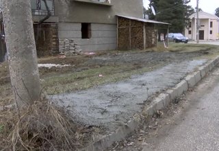 Тази нощ неизвестно засега лице е разрушило две от поставените основи на навесите за складиране на дърва, и то след като са били поставени вчера Скрийншот