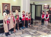 Коледари от ДГ „Славейче“ посетиха Община Ботевград