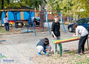 Деца почистиха и боядисаха детска площадка 