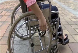 Двама общински съветници приеха предизвикателството да седнат в инвалидни колички Скрийншот