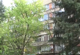 Изхвърлен от тераса предмет счупи стъклото на паркирана до жилищен блока кола Скрийншот