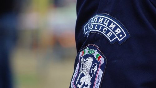 Крадец демонтира прозорец, за да влезе в къща
