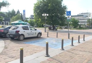 Местата в синята зона, предвидени за паркиране на хора с увреждания, се използват неправомерно Скрийншот