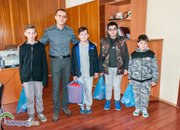 Деца почистиха и боядисаха детска площадка 