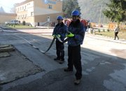 Пожарникари и доброволци гасиха „пожар” в „Етропал”