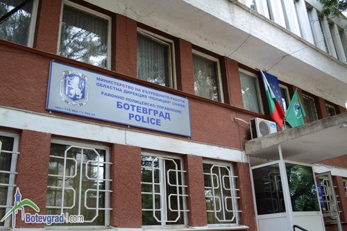 Малолетни са счупили прозорците на сграда