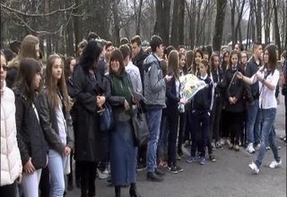 Ботевградската гимназия чества 131 години от рождението на Асен Златаров Скрийншот