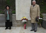 Свежи цветя пред паметника на подводничарите 