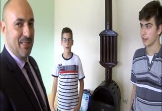 Депутатът Красимир Богданов подари компютър на две момчета от Ботевград Скрийншот