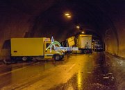 Екипи на ОДМВР-София,  СДВР и ГДПБЗН оказват съдействие на мястото на верижната катастрофа в тунел „Витиня“
