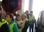 Третокласници от Етрополе със занятие по защита при бедствия, аварии и пожари