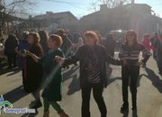 Фолклорни танци, духова музика и много настроение при изпълнението на обичая “Топене на пръстени“