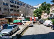 Пожарникари гасиха хладилен бус зад супермаркет в центъра на Ботевград 
