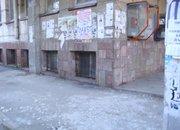Продължават да падат големи късове мазилка от козирката на поликлиниката