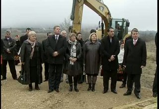 Министър Нона Караджова направи първа копка на регионалното депо за битови отпадъци Скрийншот