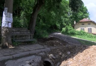 Проблем със запушване на канал има и във Врачеш - до една от най-старите чешми в селото - Маргинската. Скрийншот