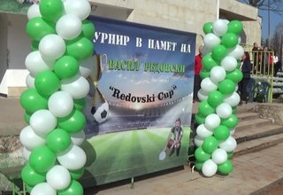 Вчера на стадион Христо Ботев се получи истински футболен празник на детския турнир в памет на големия футболист на Балкан Васил Редовски, който днес трябваше да навърши 67 години. Скрийншот