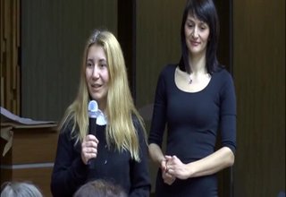 Валентина Стоева, председател на фондация Детски книги, се срещна с ученииц от Ботевград, за ад популяризира единствената българска награда за най-добра детска книга Скрийншот