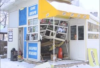 Джип влезе в павилион Скрийншот