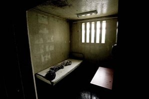 Арестант се обеси на връзките на обувките си