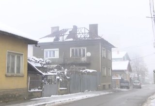 Заради непочистен комин изгоря покрива на къща в Ботевград Скрийншот
