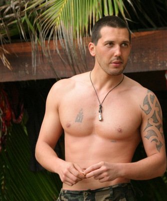Филип от Survivor бяга в планината, за да се спаси от фенки