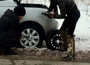 Вижте как две СИЛИКОНКИ сменят спукана ГУМА в снега