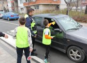 Ученици разпространиха “посланията на есенния лист“ в Правец 
