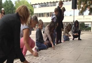 Между 20 и 30 души се събраха вчера на площада в Ботевград, за да кажат „Не на насилието”. Скрийншот