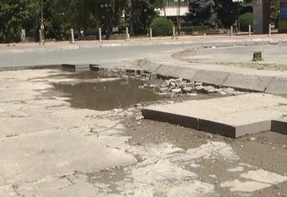 Шофьори се оплакват, че пукат гуми, минавайки пред хотел Ботевград Скрийншот