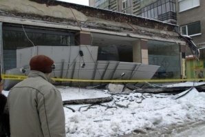 Запис показва как козирката във Варна рухва върху Гергана
