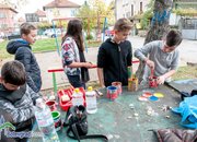 Деца почистиха и боядисаха детска площадка 
