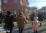 Фолклорни танци, духова музика и много настроение при изпълнението на обичая “Топене на пръстени“