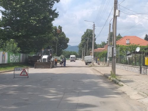 Отстраняват аварията на централния водопровод при тренировъчното игрище