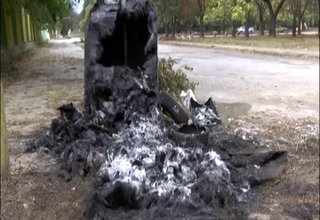 Неизвестни лица палят пластмасовите контейнери за смет Скрийншот