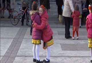 В навечерието на празника на Ботевград – около часовниковата кула се изви празнично хоро Скрийншот