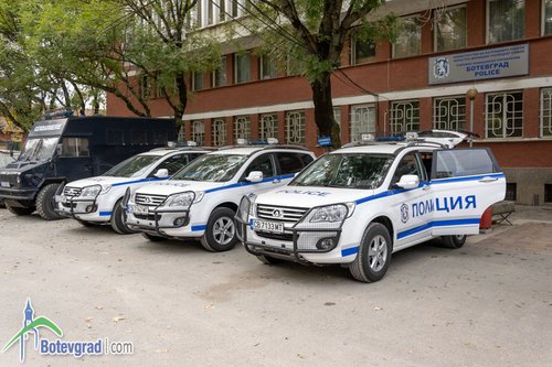 Три нови служебни автомобила за РУ Ботевград