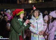 Тържествено запалиха светлините на коледна елха в центъра на Ботевград