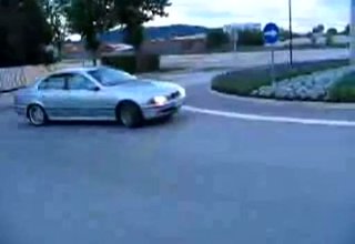 Bmw E39 Прави Як Drift На Кръгово Скрийншот