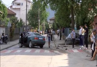 След катастрофа пред училище Васил Левски, по улица Патриарх Евтимий вече са изградени изкуствени неравности за убиване на скоростта Скрийншот