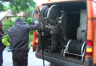 От няколко дни служители на ВиК почистват различни участъци на канализация в Ботевград Скрийншот