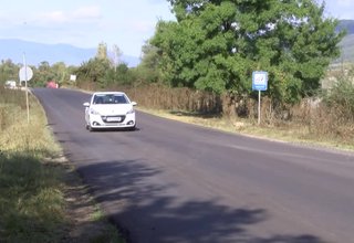 Освен участниците в движението, понякога безопасността на пътя пренебрегват и държавни институции Скрийншот