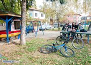Деца почистиха и боядисаха детска площадка 