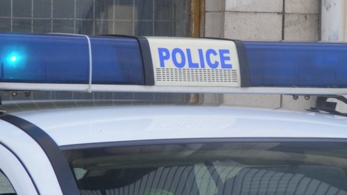 Младеж нападна приятелите си с бухалка, заплашва и полицаи
