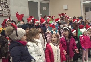 На 7 декември в центъра на Ботевград бяха запалени светлините на Коледното дърво Скрийншот