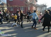 Фолклорни танци, духова музика и много настроение при изпълнението на обичая “Топене на пръстени“