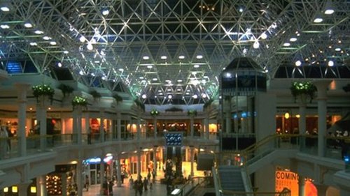 Отврат! Майката провесила детето си от мола, заради скандал за GSM в магазин
